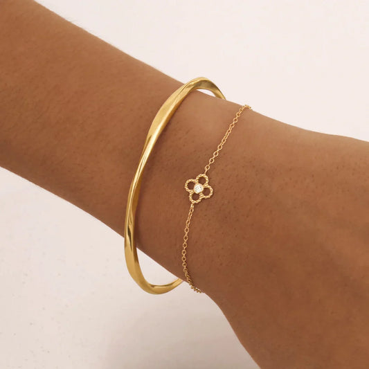 Radiant 0.06 CT Round Lab-Grown Diamond Floral Bracelet in Gold 2