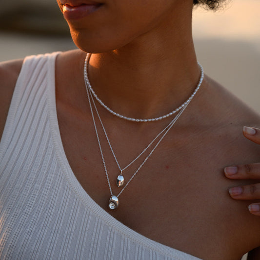 Elegant Golden Teardrop Necklace 2