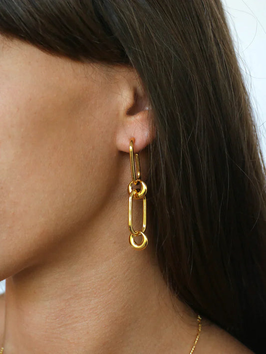 Golden Link Elegance: Elongated Statement Earrings 2