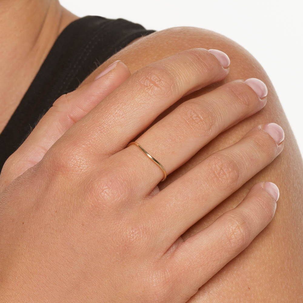 Elegant Gold Wave Wedding Band 5