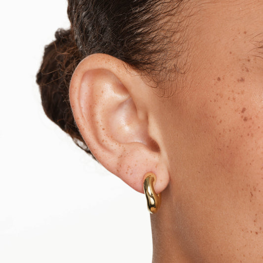 Golden Fluid Wave Hoop Earrings 2