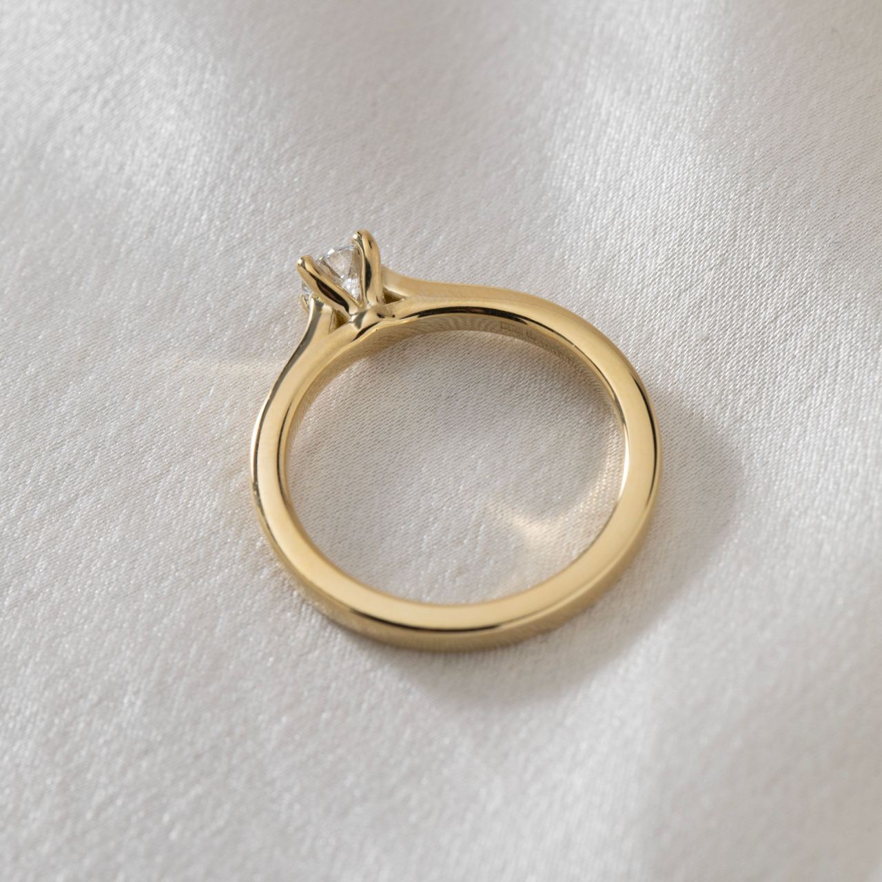 Minimal Solitaire-Round Lab Grown Diamond Engagement Ring