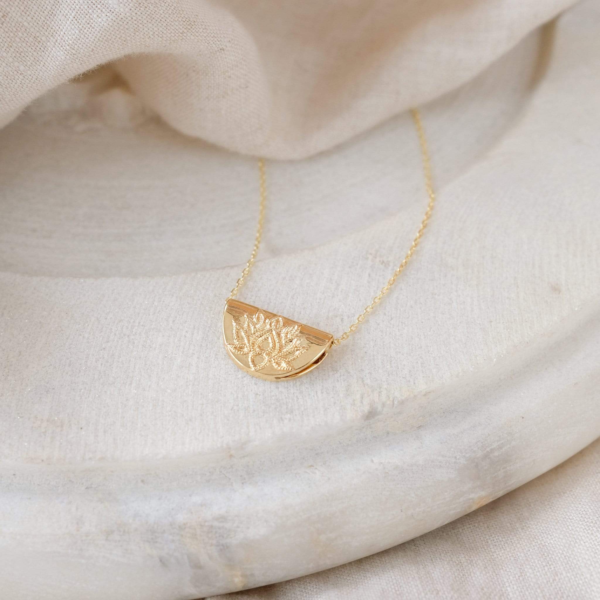 Simple Classic Lotus Design Necklace