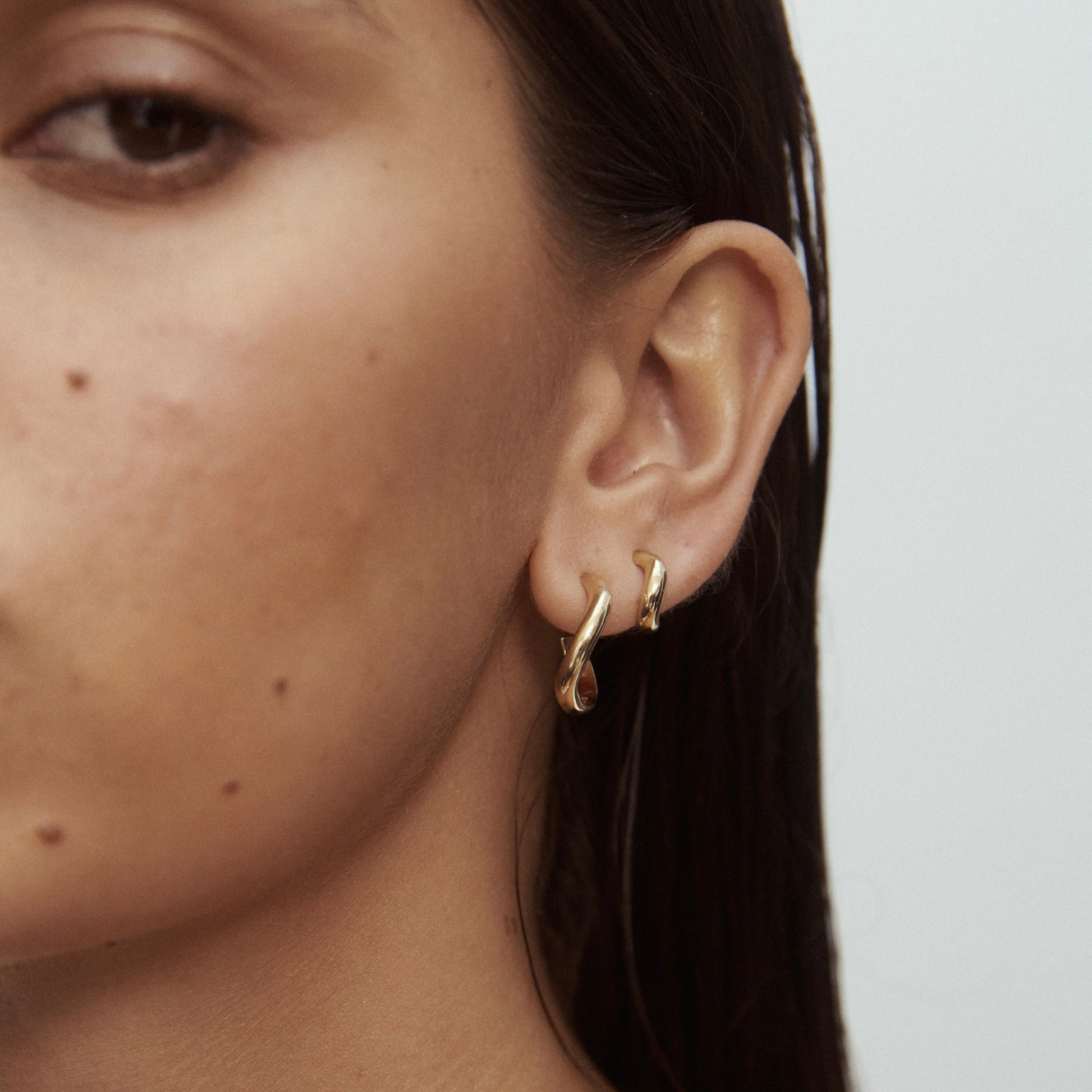 Golden Curves Hoop Earrings 6
