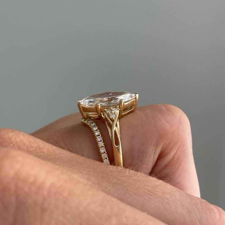 Solitaire-Oval Lab Grown Diamond Engagement Ring