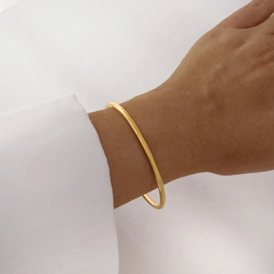 Radiant Gold Elegance Bangle Bracelet 2