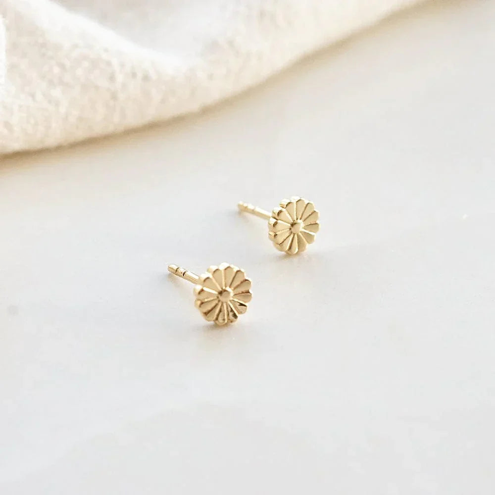 Radiant 18K Gold Daisy Blossom Stud Earrings