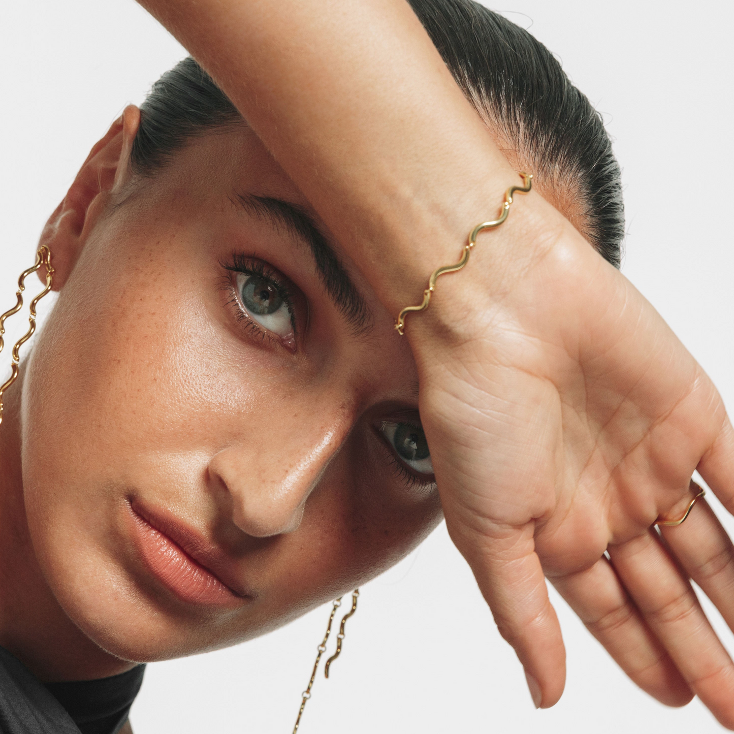 Golden Wave Elegance Chain Bracelet 3