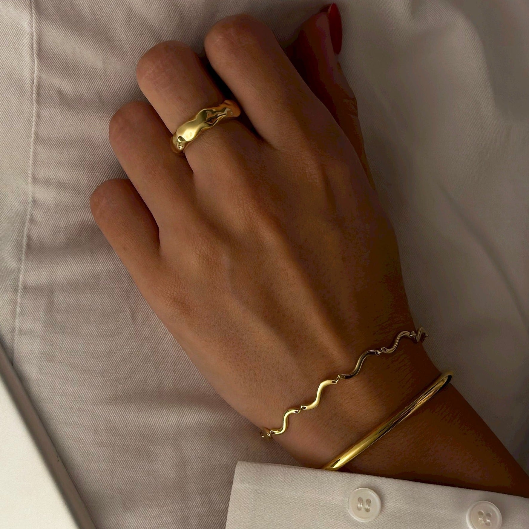 Golden Wave Elegance Chain Bracelet 2