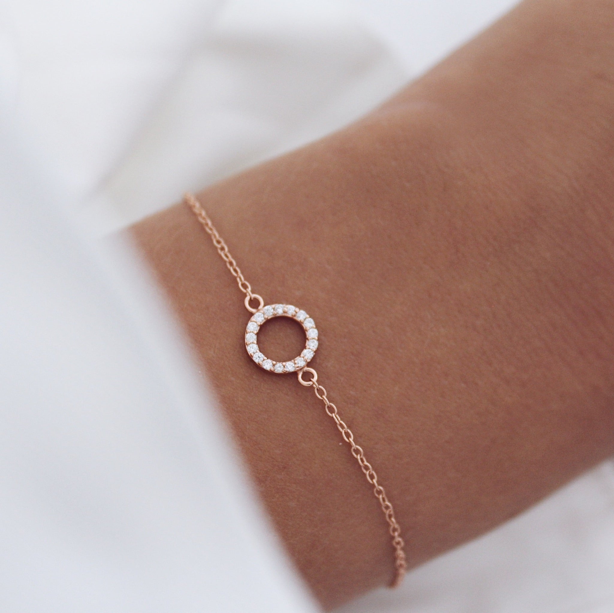 Elegance in Gold: 0.07 TCW Round Lab-Grown Diamond Circle Bracelet