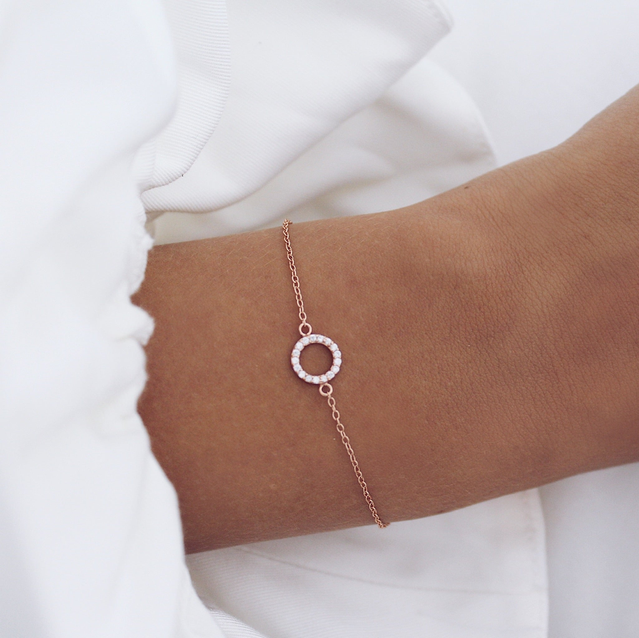 Elegance in Gold: 0.07 TCW Round Lab-Grown Diamond Circle Bracelet