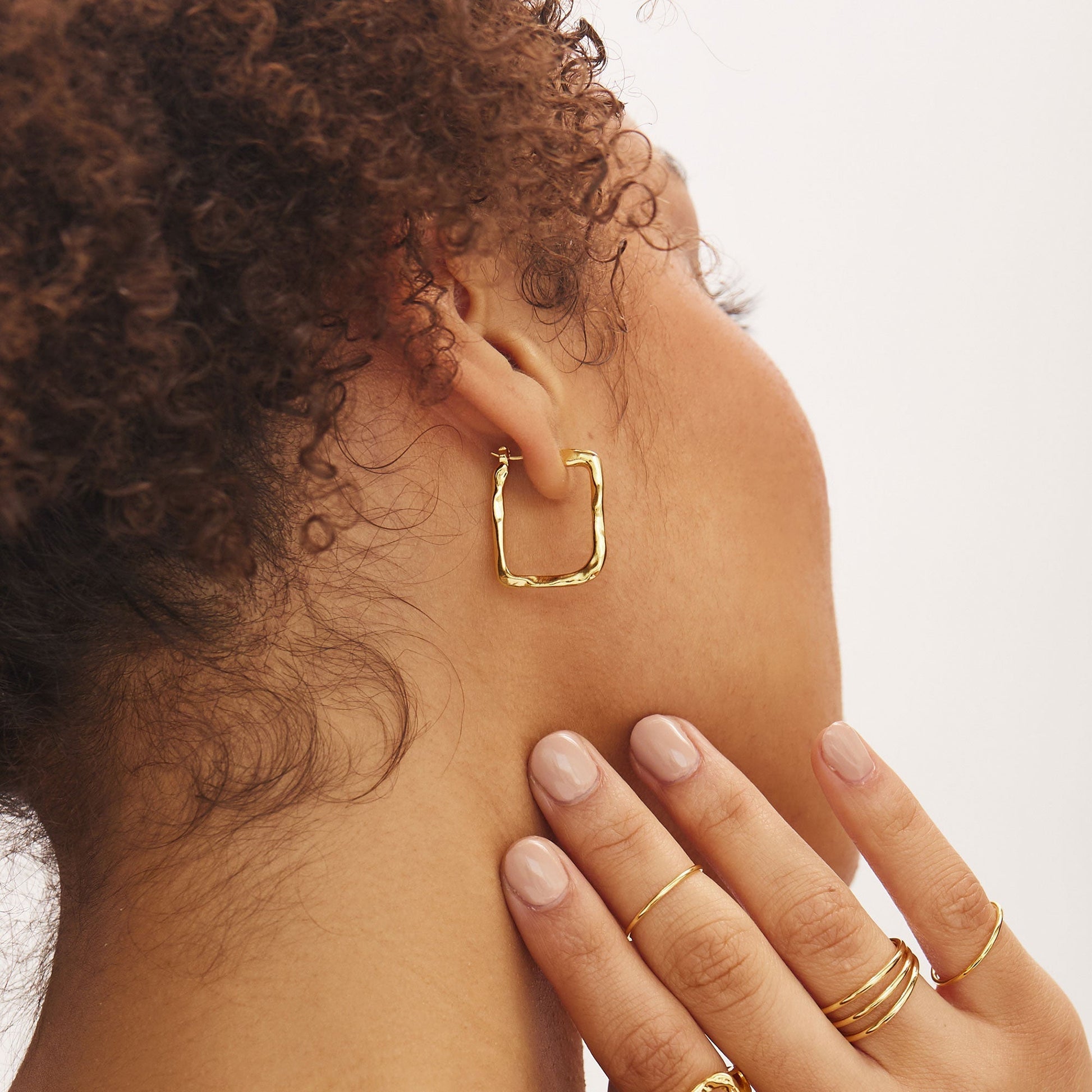 Elegant Gold Sculpted Hoop Earrings 15