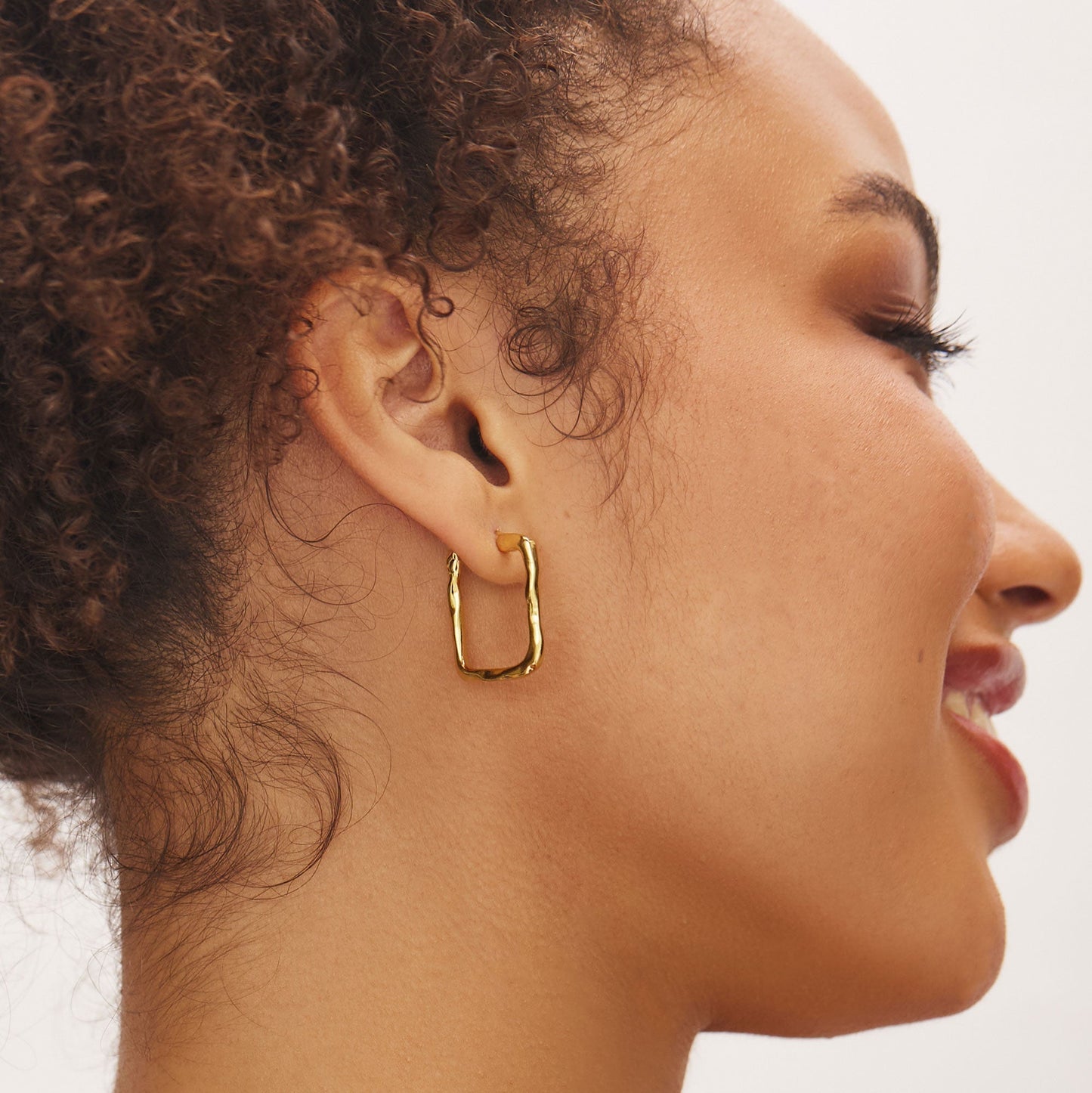 Elegant Gold Sculpted Hoop Earrings 16