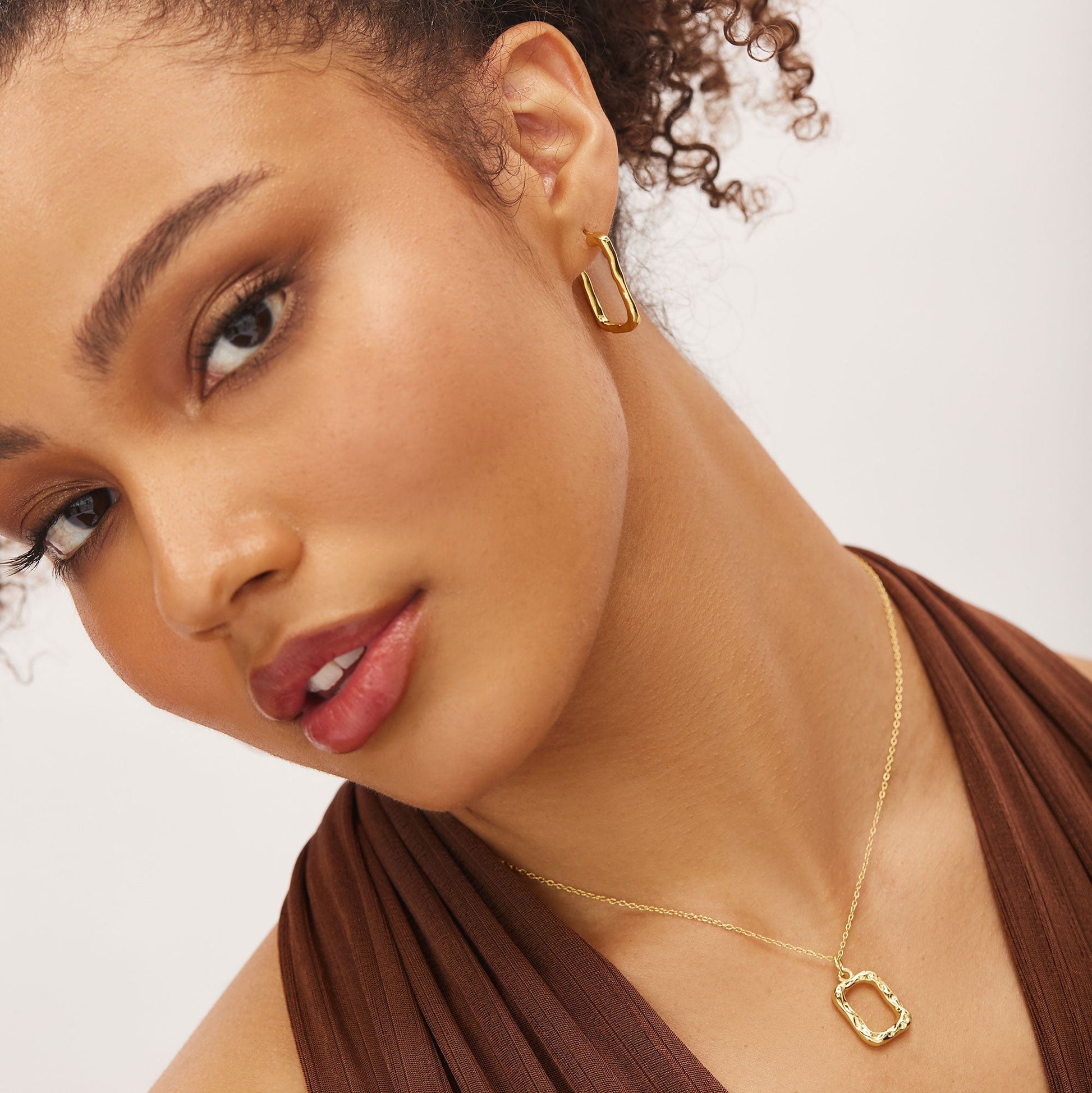 Elegant Gold Sculpted Hoop Earrings 17