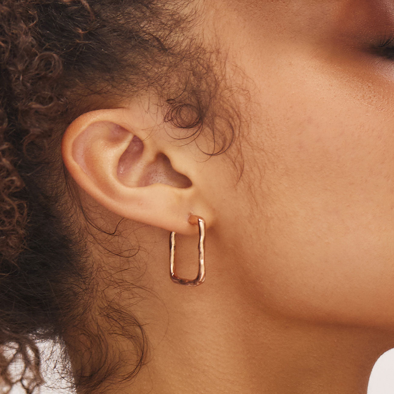Elegant Gold Sculpted Hoop Earrings 8