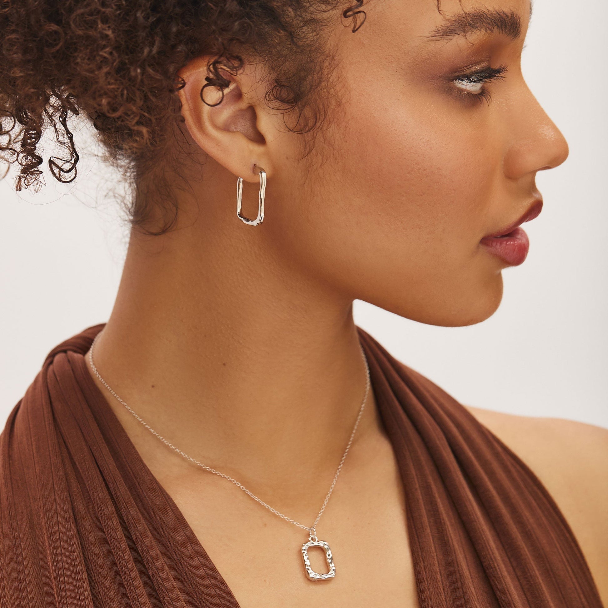 Elegant Gold Sculpted Hoop Earrings 10