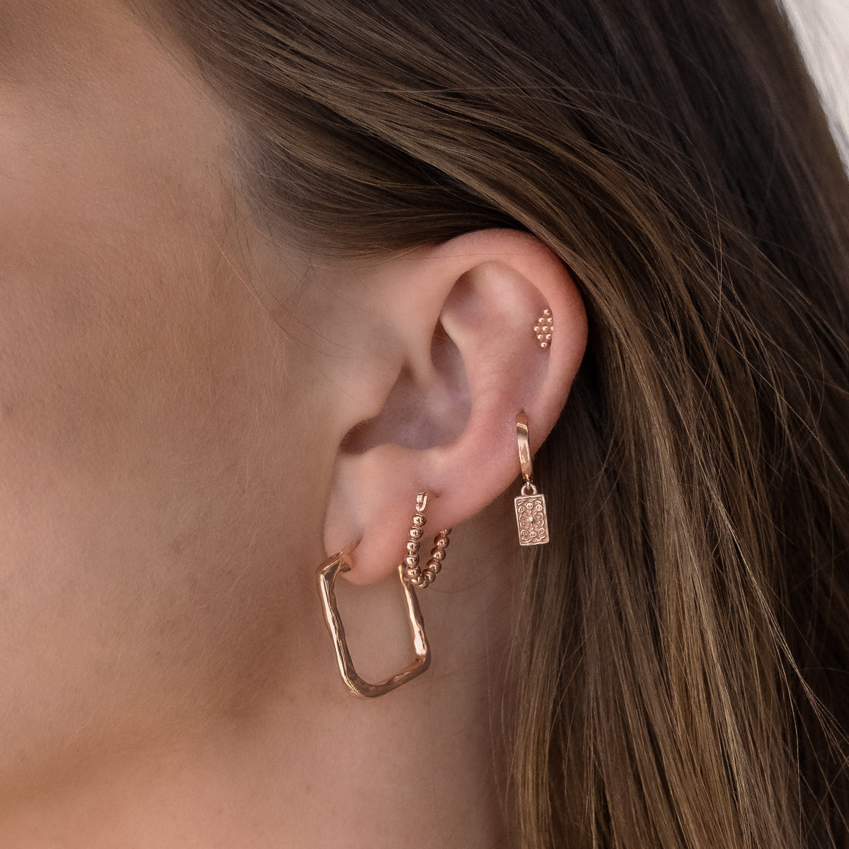 Elegant Gold Sculpted Hoop Earrings 5