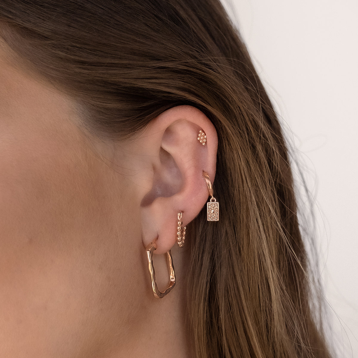 Elegant Gold Sculpted Hoop Earrings 4