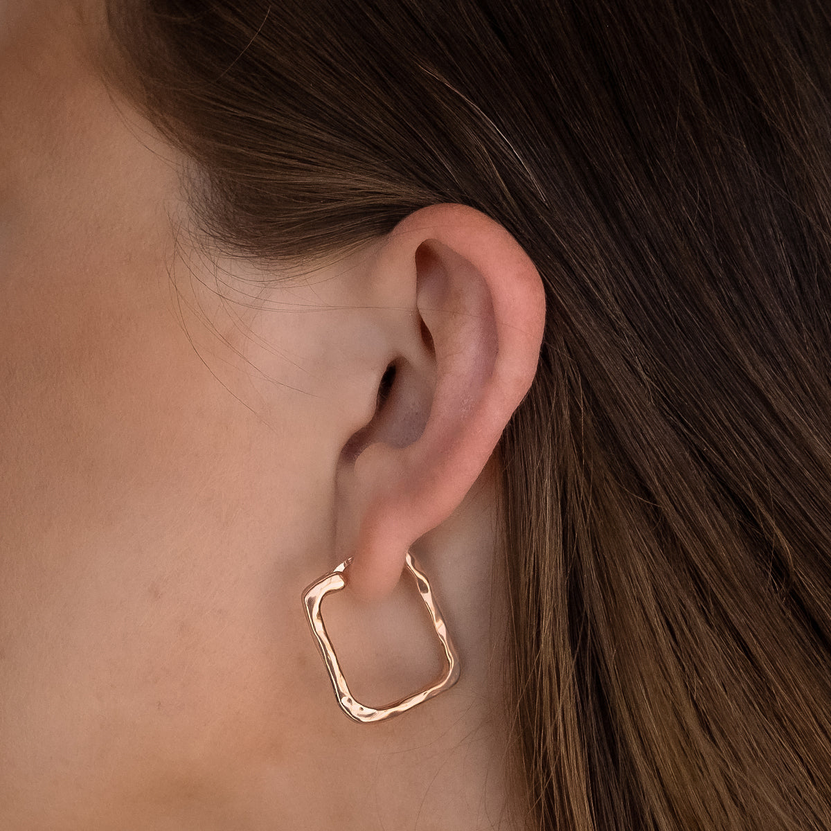 Elegant Gold Sculpted Hoop Earrings 6