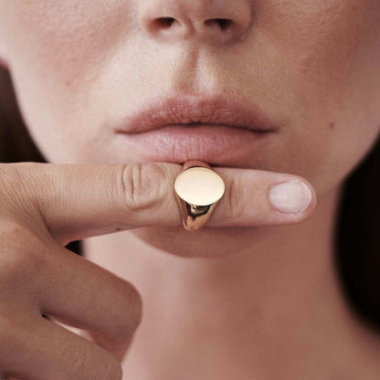 Elegant Oval Signet Ring in Polished Gold 3