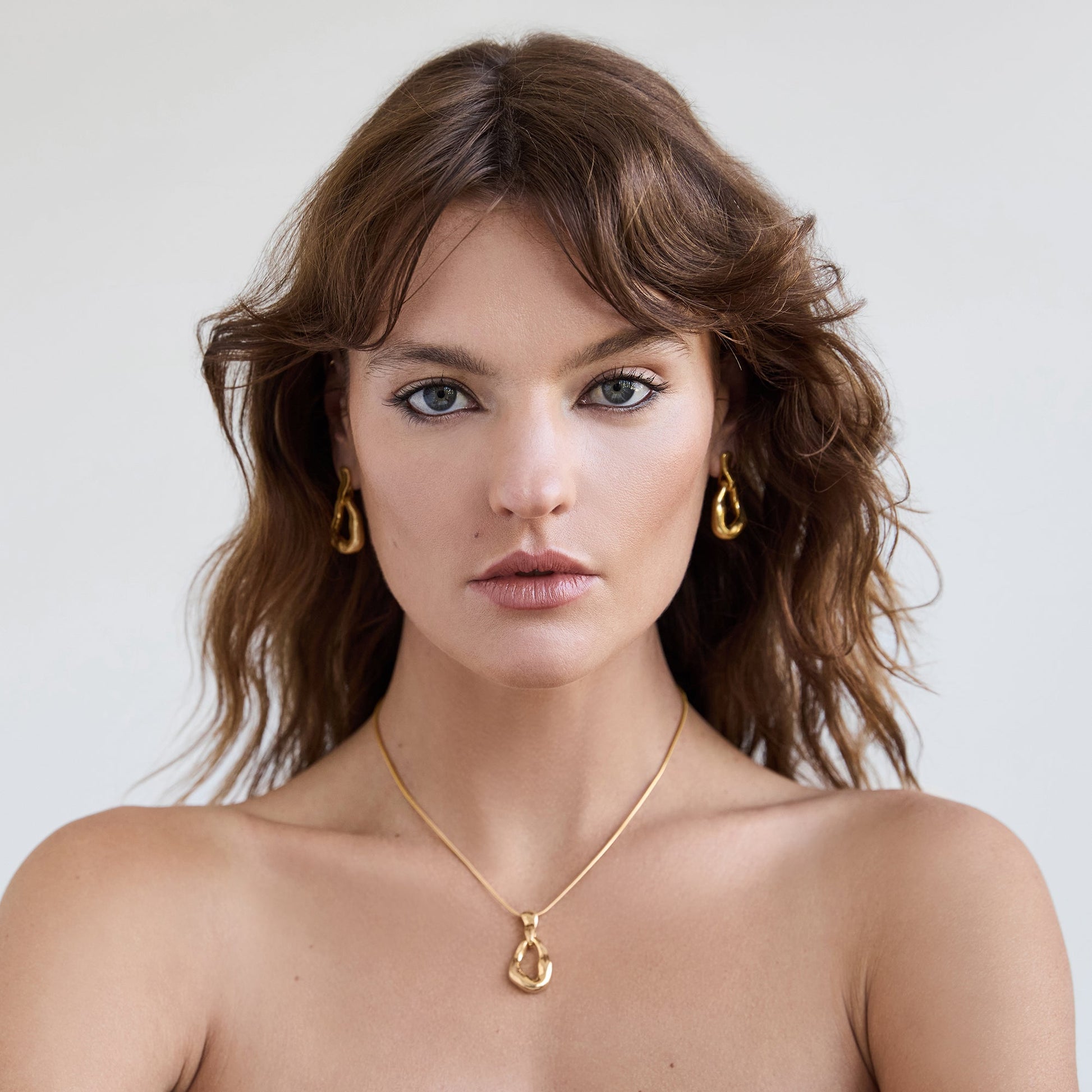 Golden Elegance Drop Pendant Necklace 2