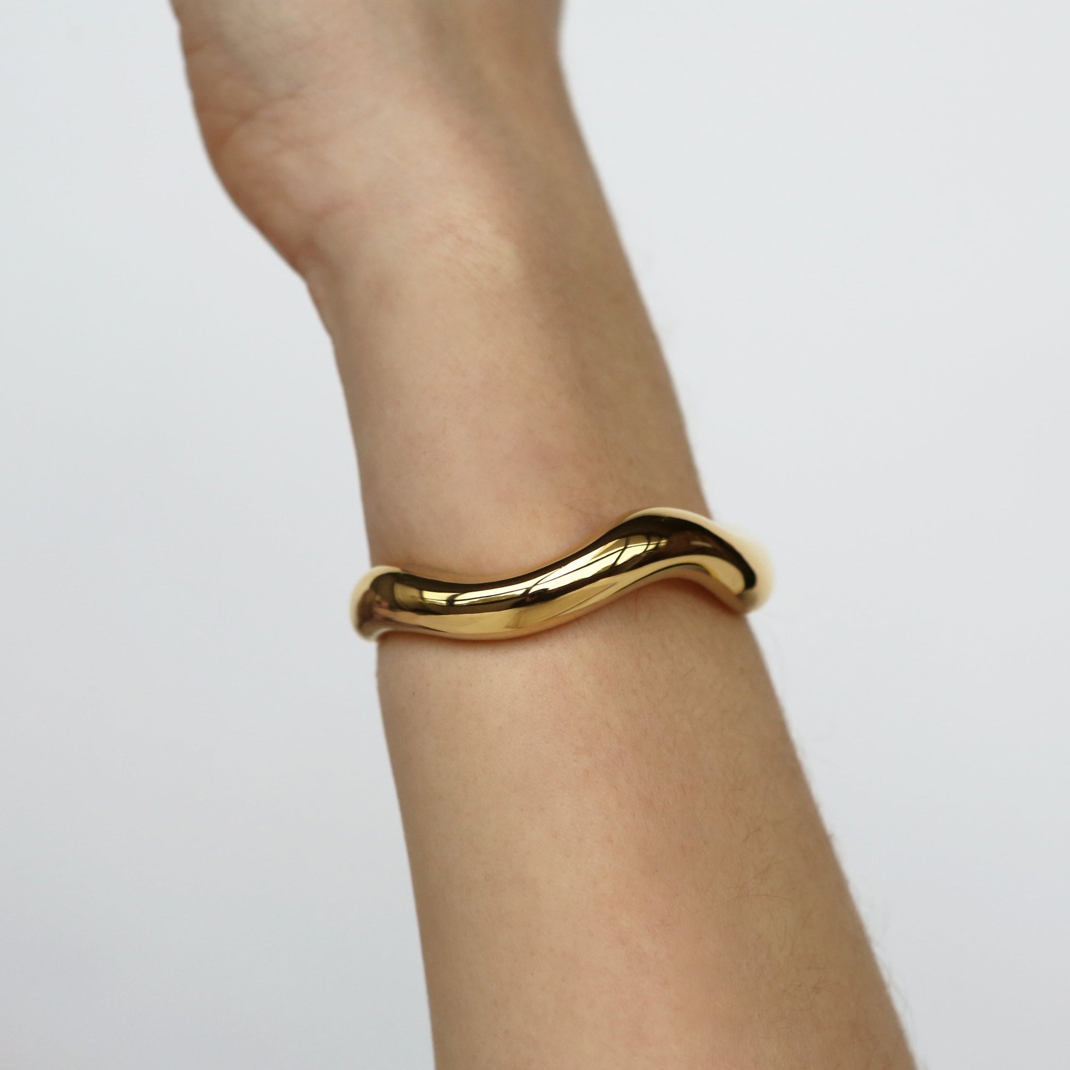 Elegant Wave Gold Bangle Bracelet