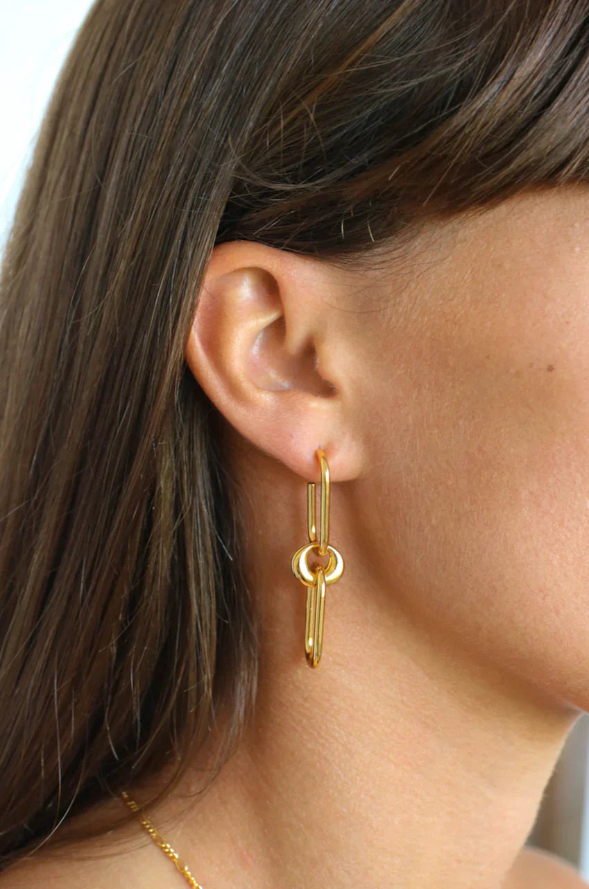Golden Link Elegance: Elongated Statement Earrings 3