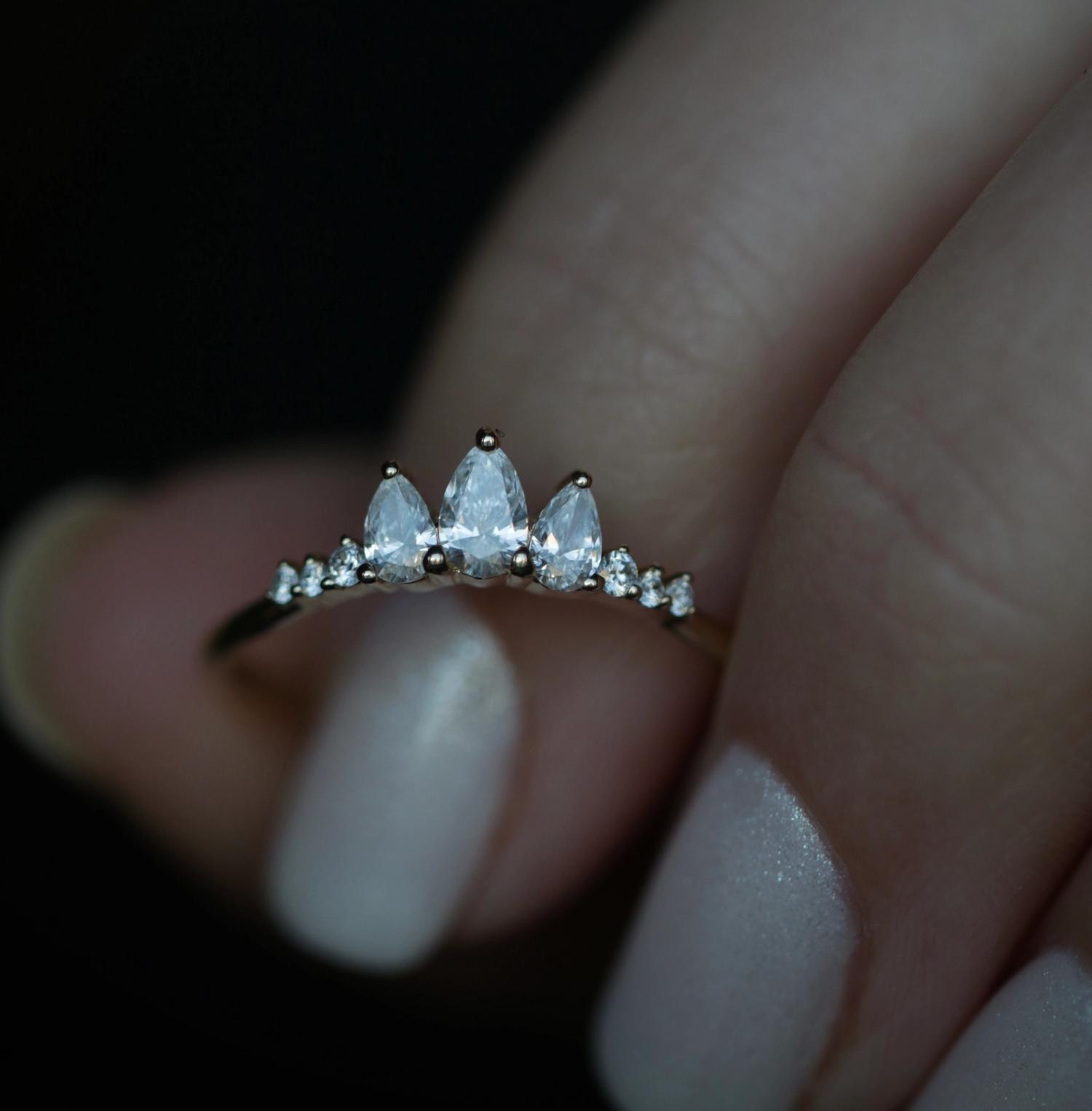 Eternal Splendor: 0.43 TCW Pear & Round Lab-Grown Diamond Wedding Band 3