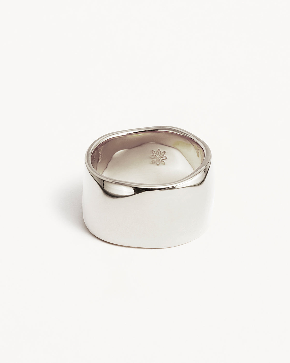 Elegant Gold Ripple Wedding Band 3