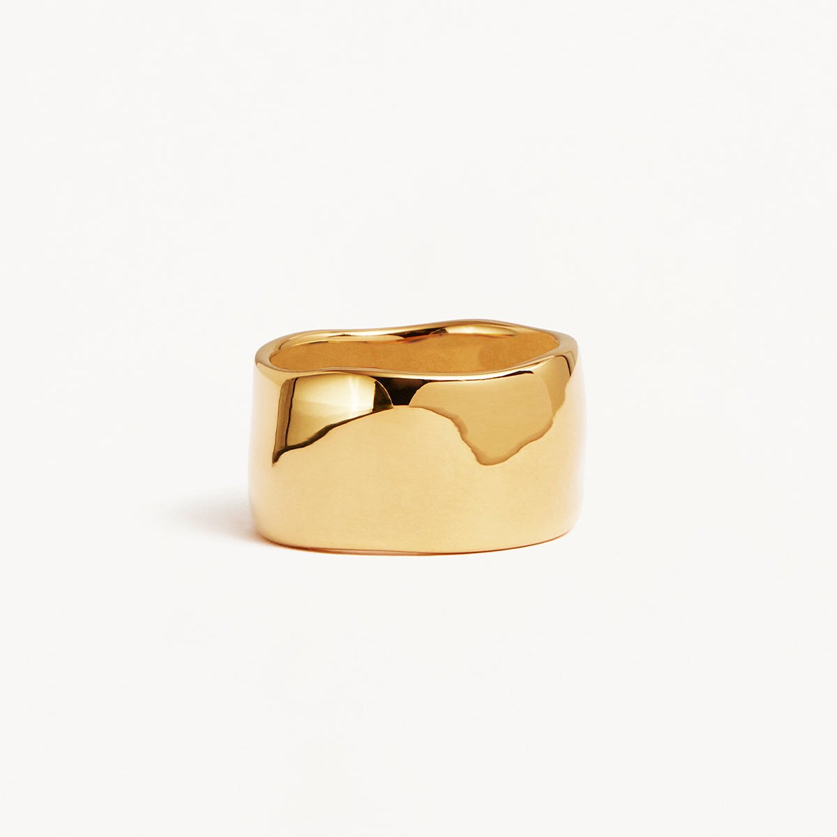 Elegant Gold Ripple Wedding Band 1