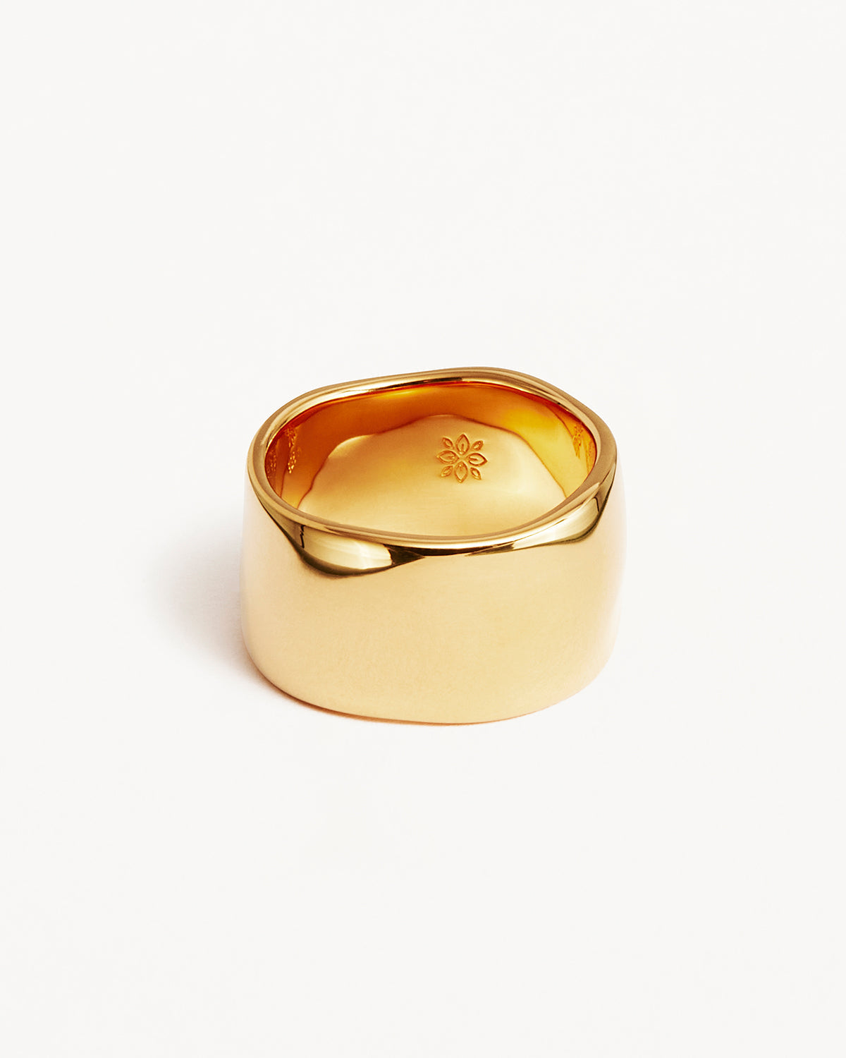 Elegant Gold Ripple Wedding Band