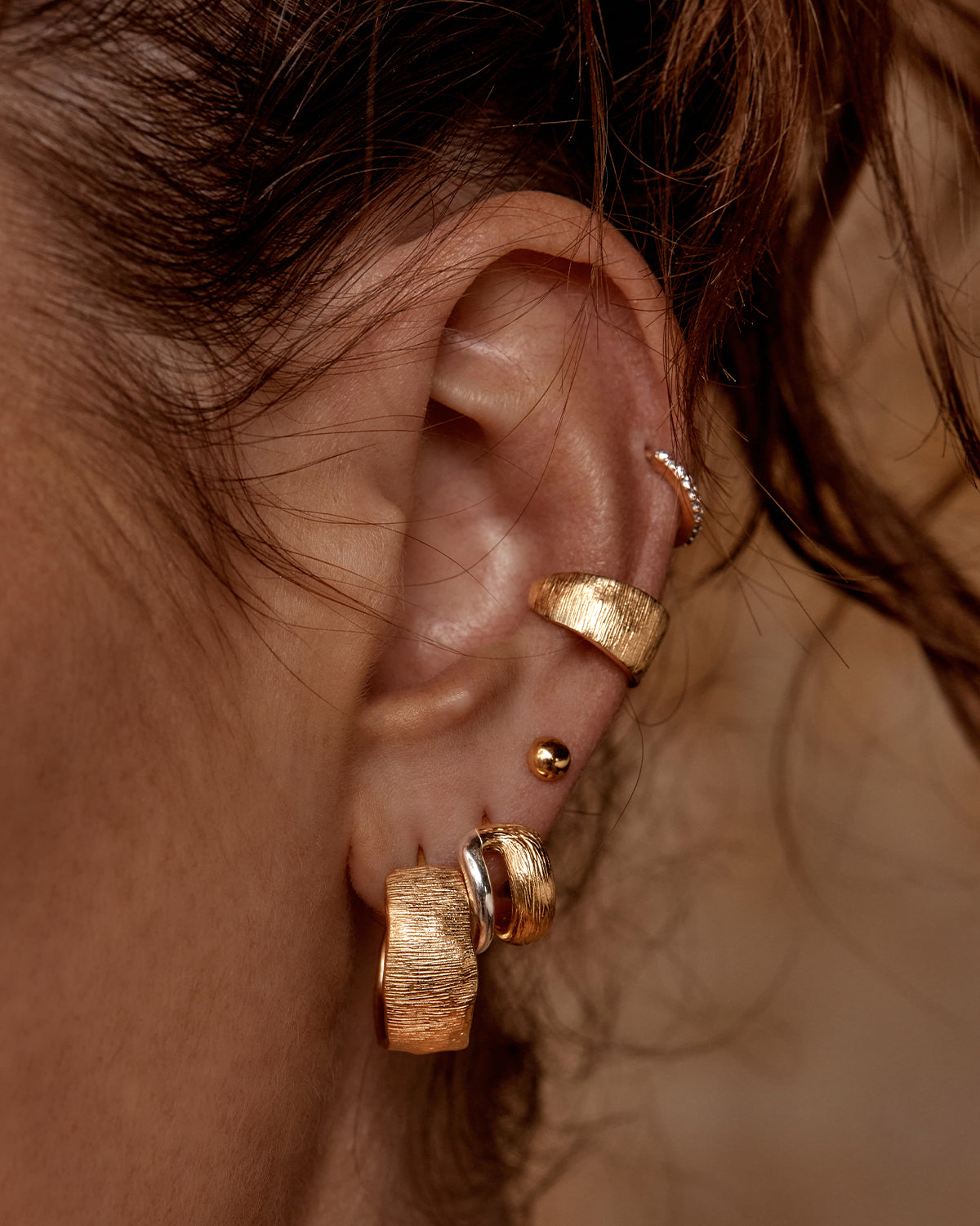 Elegant Two-Tone Shield Hoop Earrings 3