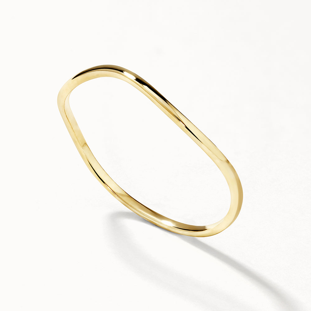 Elegant Gold Wave Wedding Band