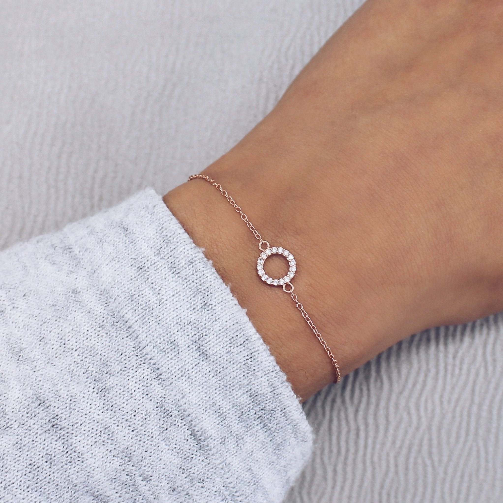 Elegance in Gold: 0.07 TCW Round Lab-Grown Diamond Circle Bracelet