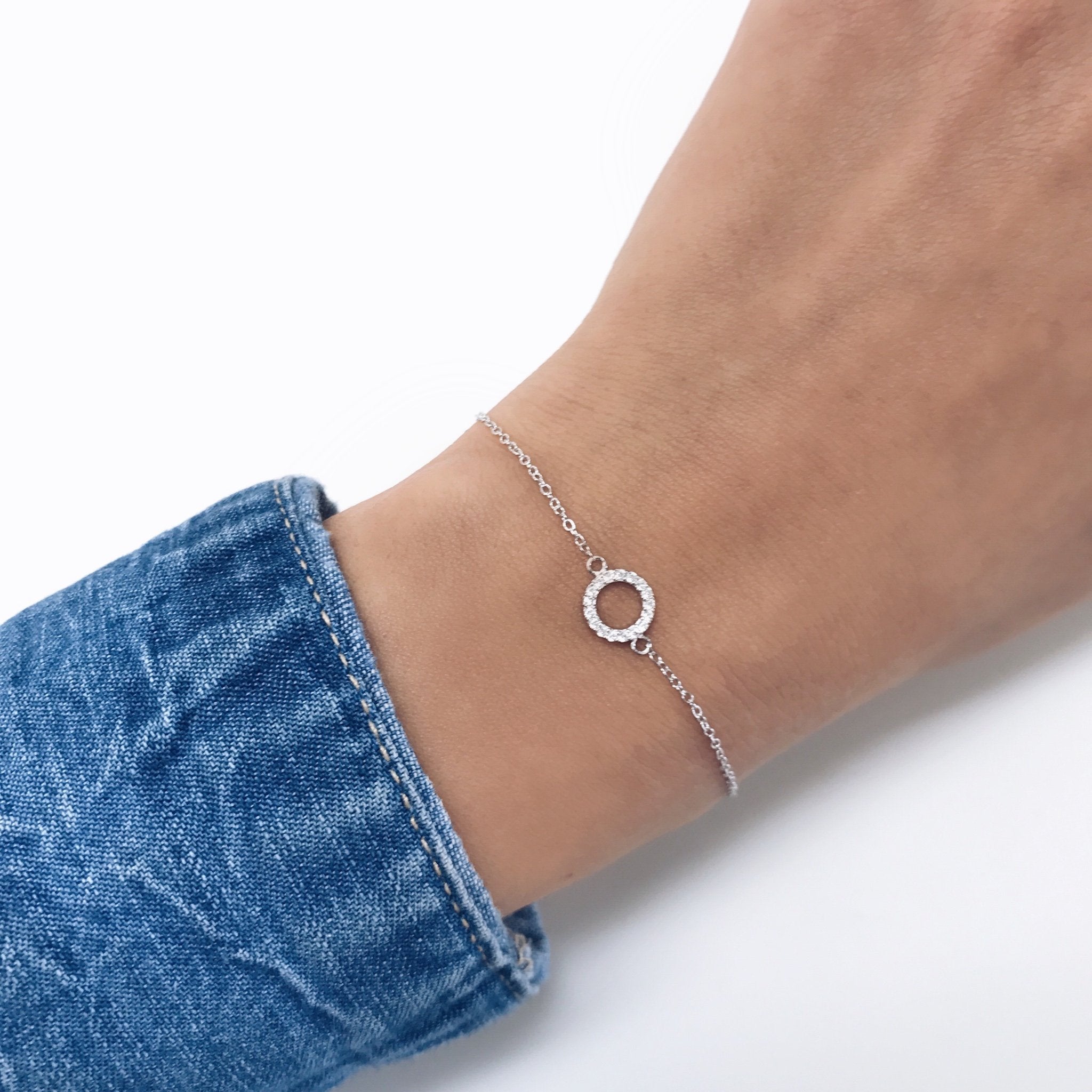 Elegance in Gold: 0.07 TCW Round Lab-Grown Diamond Circle Bracelet