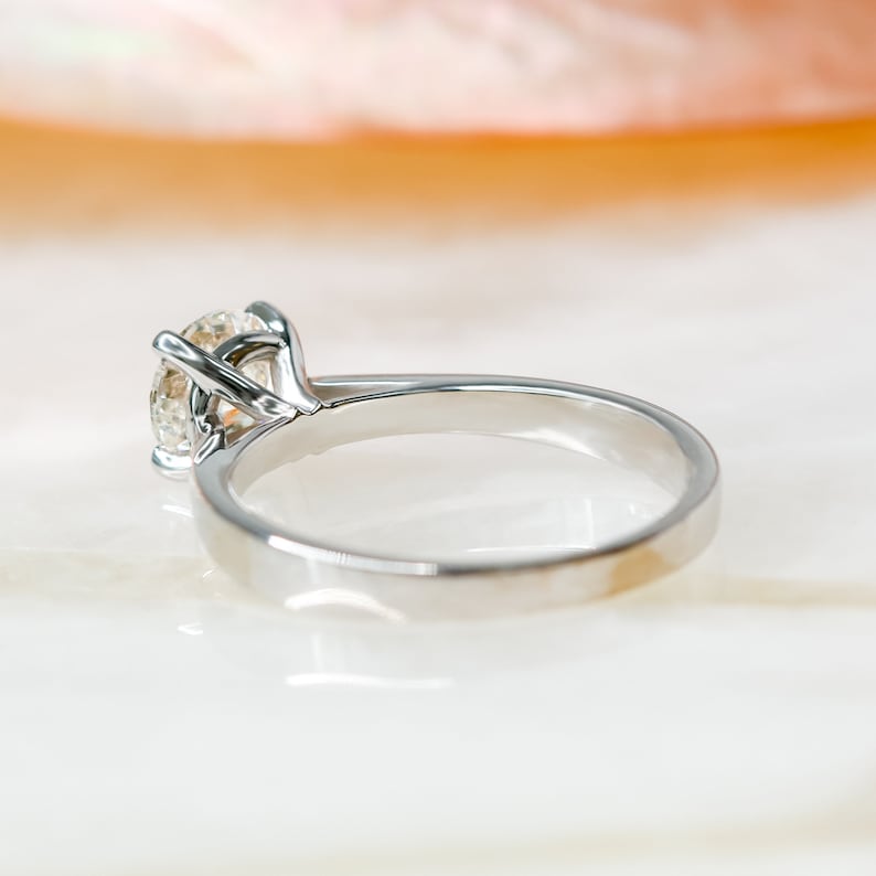 Radiant Elegance: 1.0 CT Round Lab-Grown Diamond Solitaire Engagement Ring