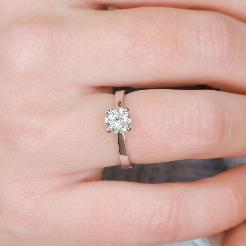 Radiant Elegance: 1.0 CT Round Lab-Grown Diamond Solitaire Engagement Ring 4