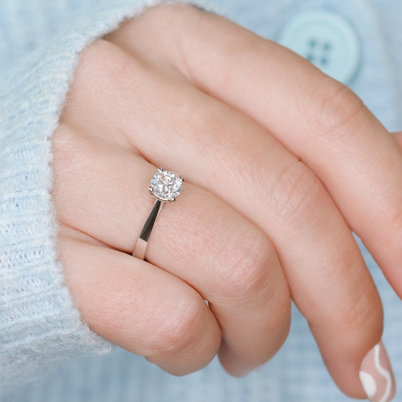 Radiant Elegance: 1.0 CT Round Lab-Grown Diamond Solitaire Engagement Ring