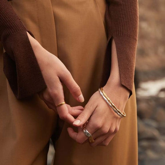 Elegant Wave Textured Gold Bangle Bracelet