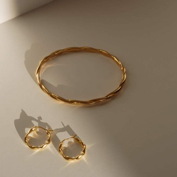 Elegant Wave Textured Gold Bangle Bracelet 4