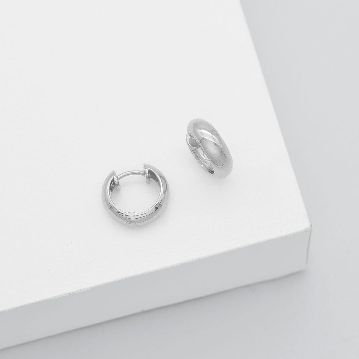 Elegant Gold Classic Hoop Earrings 2