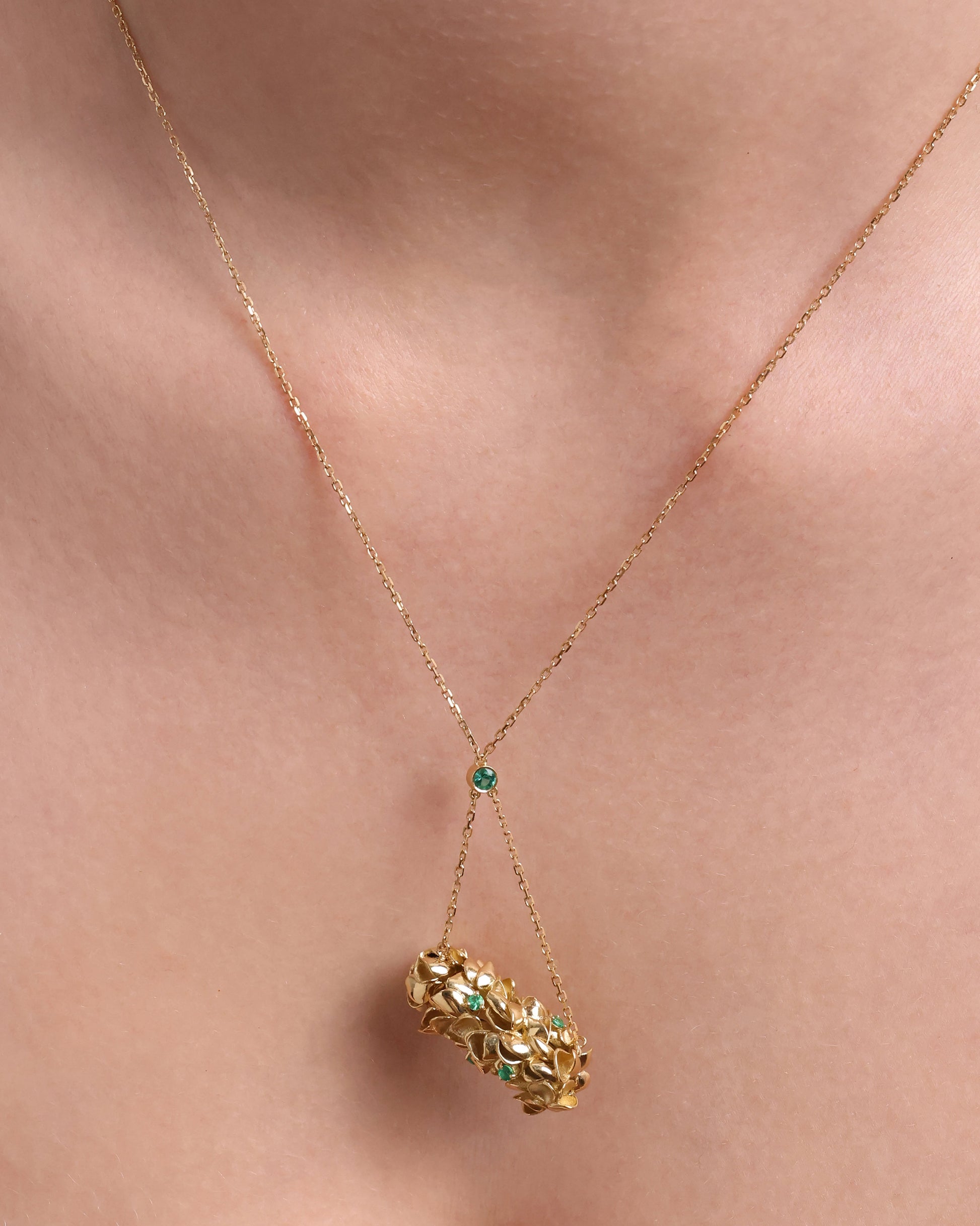 Round Emerald lab Made Diamond Criss Cross Necklace 3