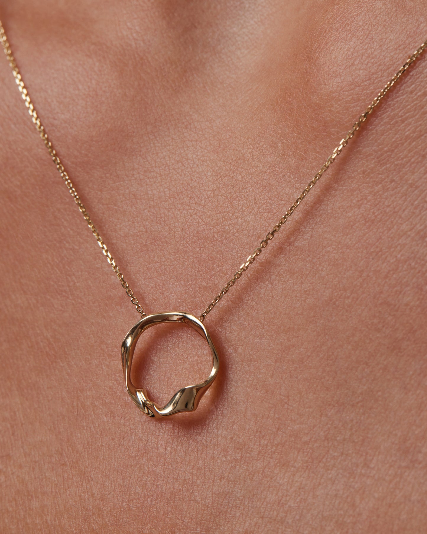 Elegant Uneven Gold Circle Pendant Necklace 3