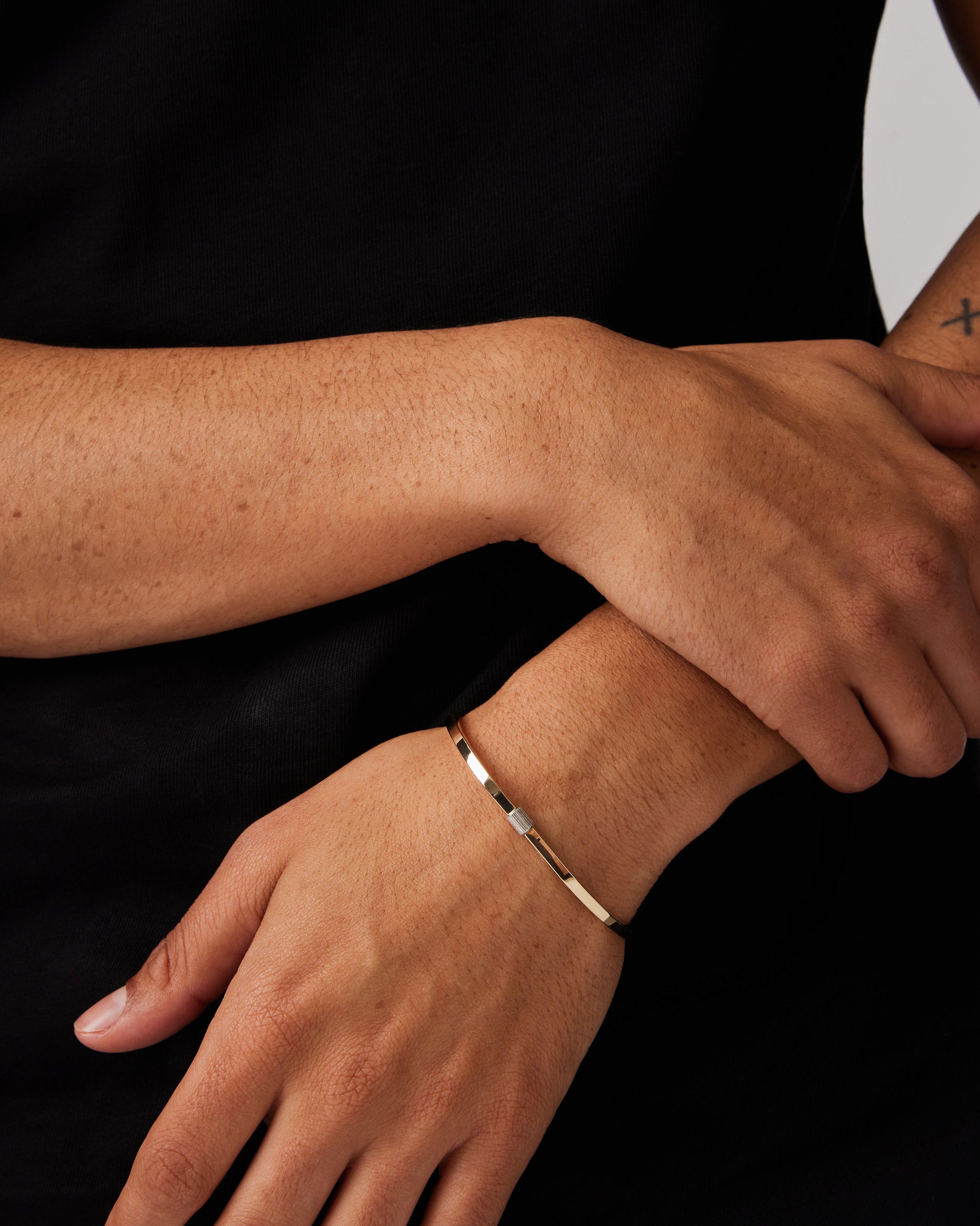 Elegant Textured Gold Oval Bracelet 4