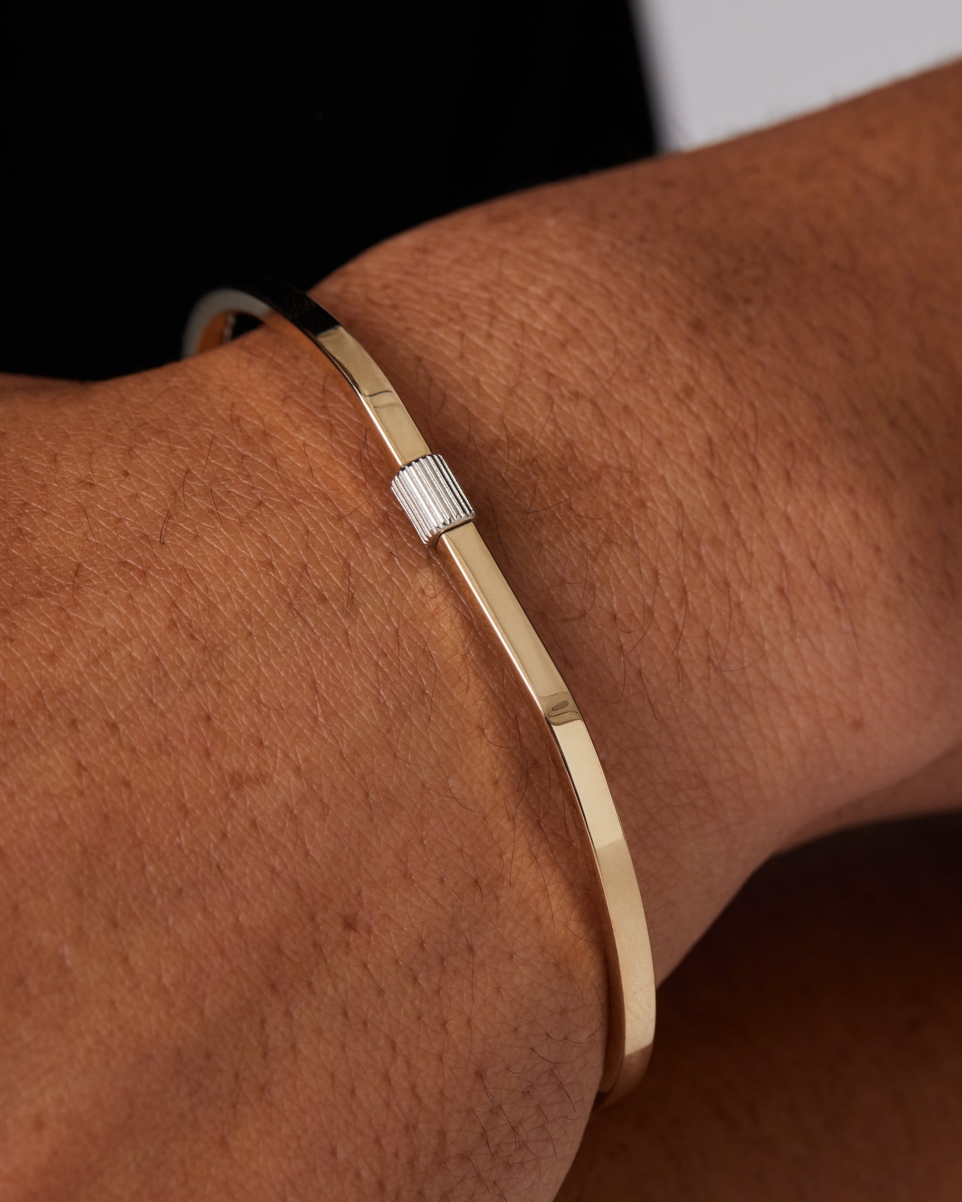 Elegant Textured Gold Oval Bracelet 5