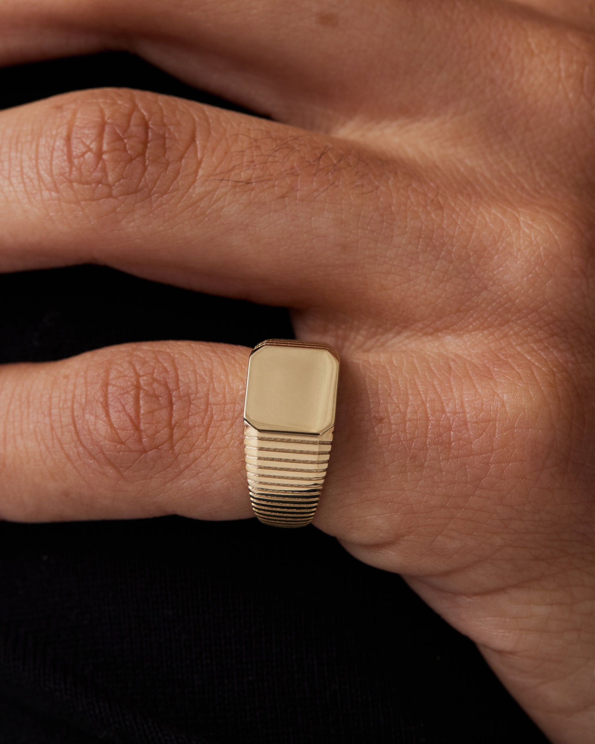 Boldly Elegant Ribbed Signet Ring 3