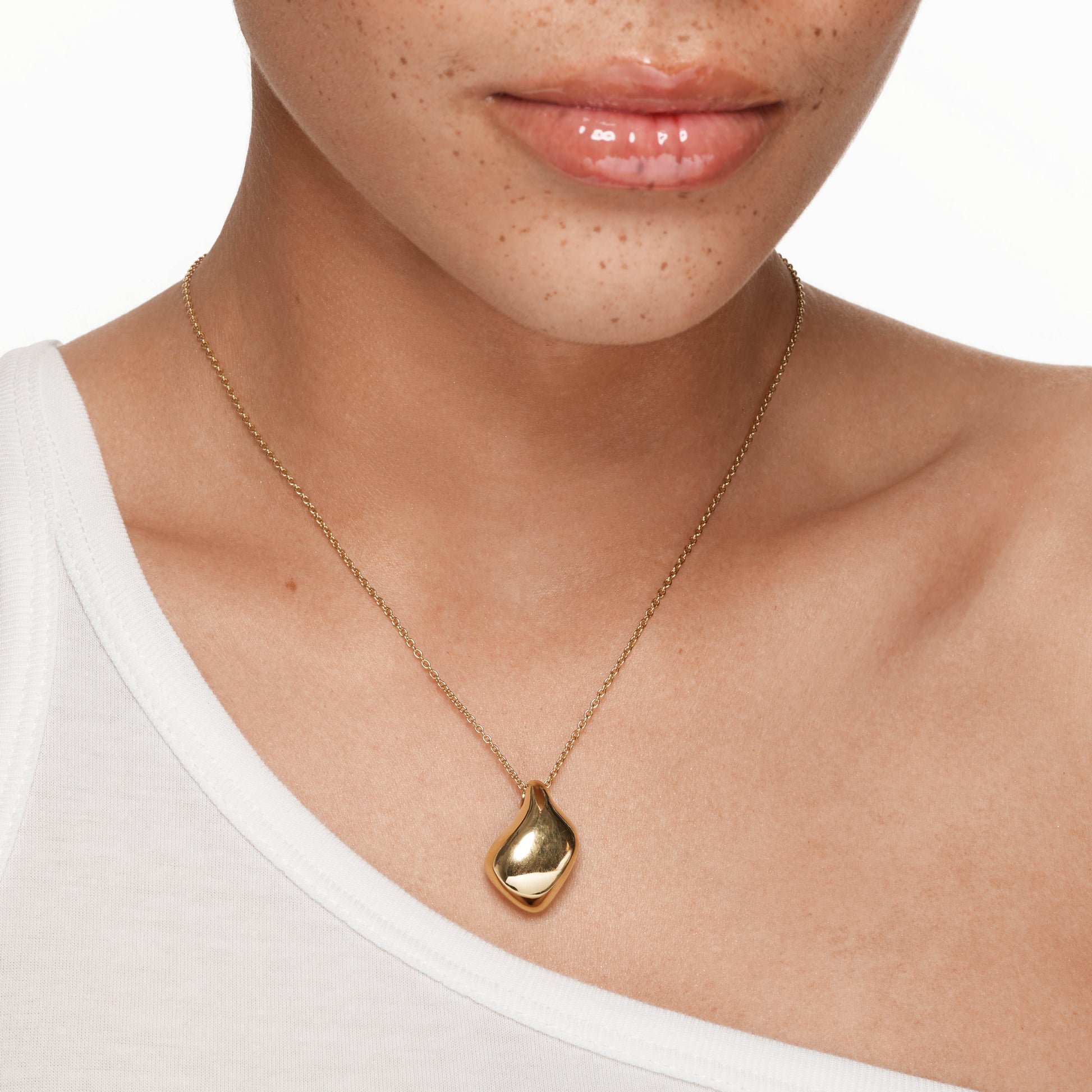 Golden Teardrop Elegance Necklace 3
