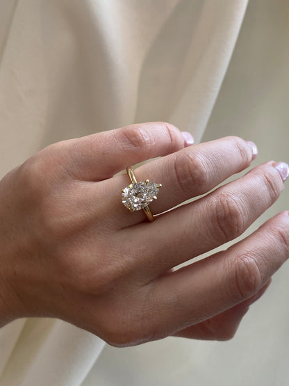 Solitaire-Oval Lab Grown Diamond Engagement Ring