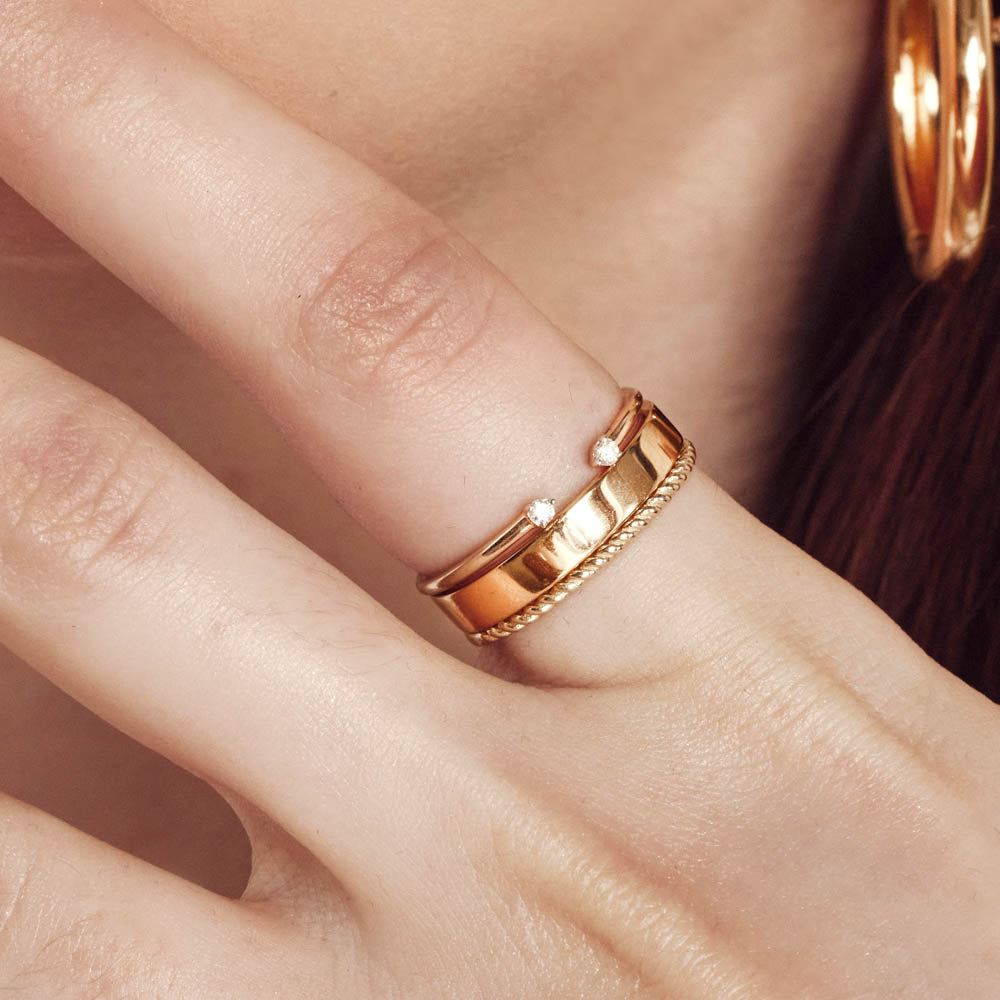 Twisted Elegance: Classic Gold Rope Band