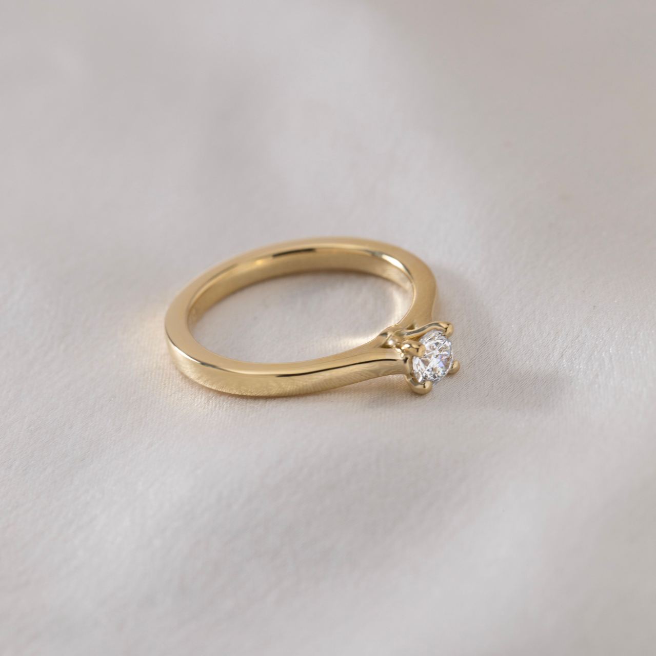 Solitaire-Oval Lab Grown Diamond Engagement Ring